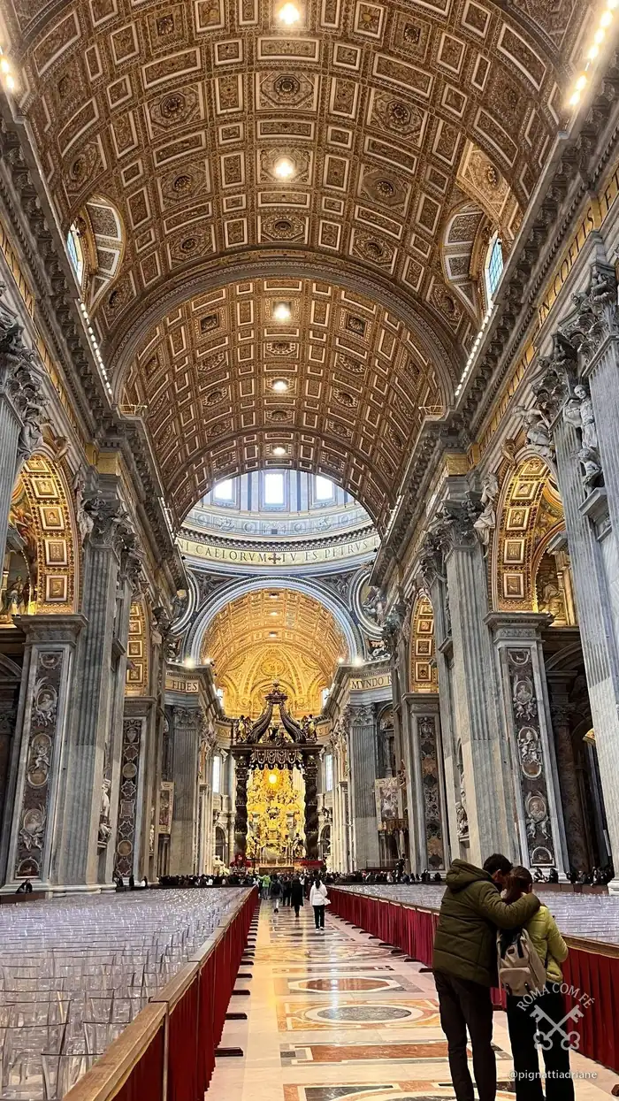 Coração da Basílica: Transepto, Nave Central e Altar Papal
