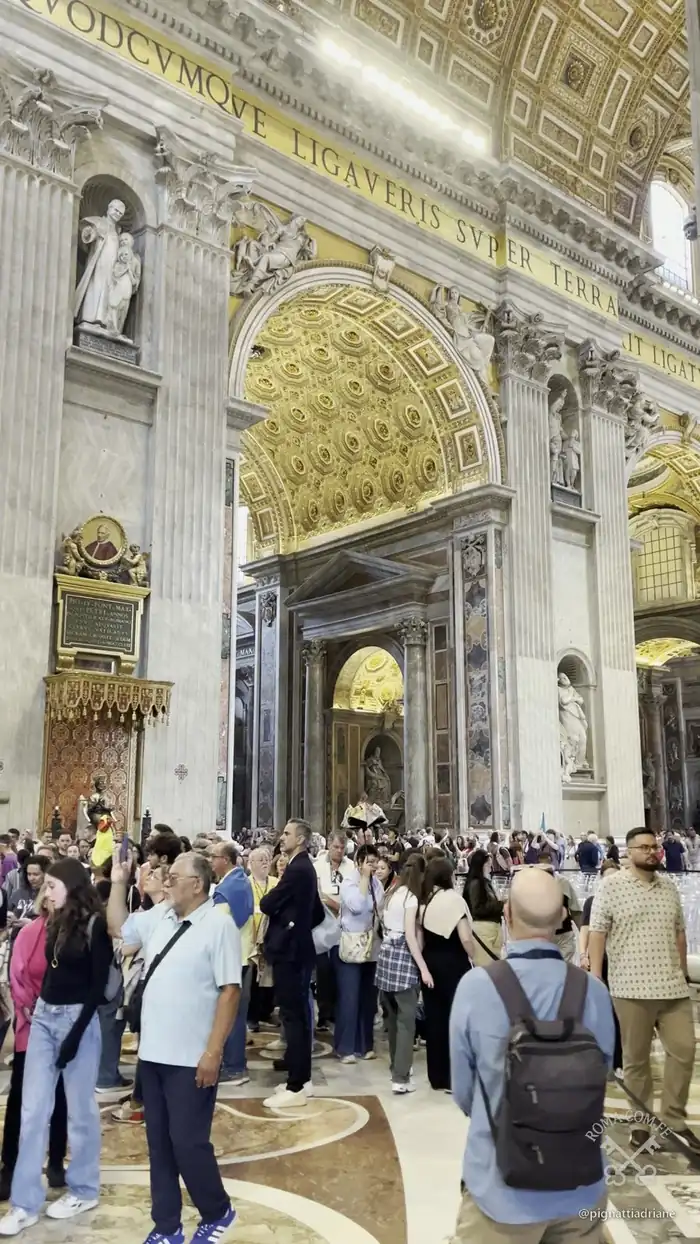 Nave Central: Santos ao Longo da Colunata