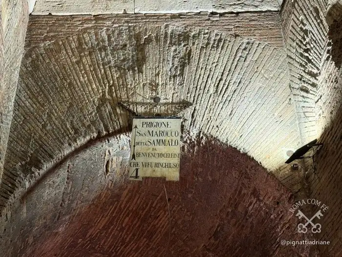 A placa da prisão de Benvenuto Cellini, no fundo do respiradouro.