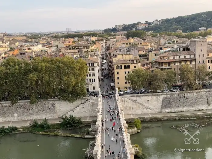 Do alto do castelo, a ponte e, do outro lado, a praça das execuções.