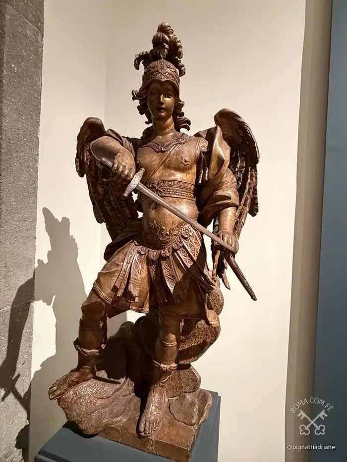 O São Miguel de madeira dourada de Pietro Bracci, feito no século dezoito para o altar desta capela; hoje no museu do castelo.
