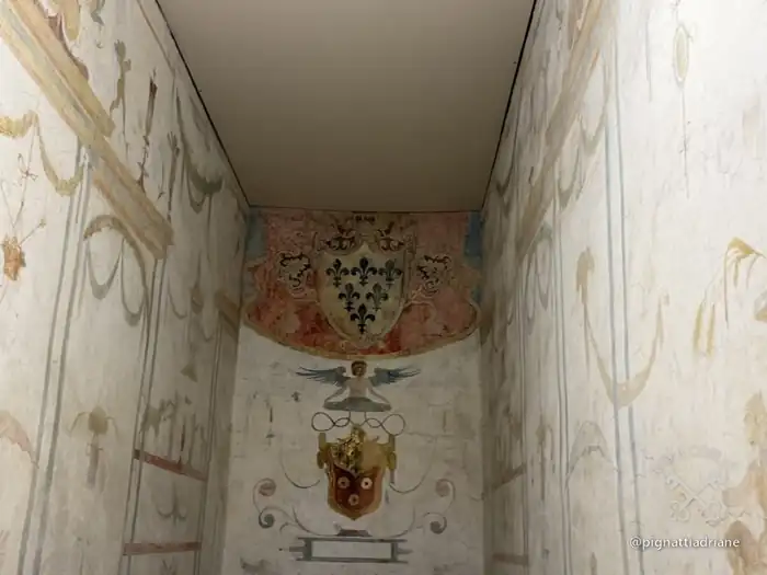 O corredor estreito e pintado que leva à Biblioteca.