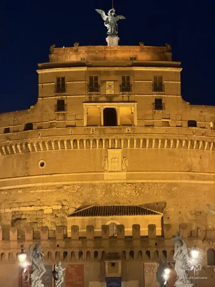 O anjo no alto, à noite. A cena que deu nome ao castelo e à ponte.