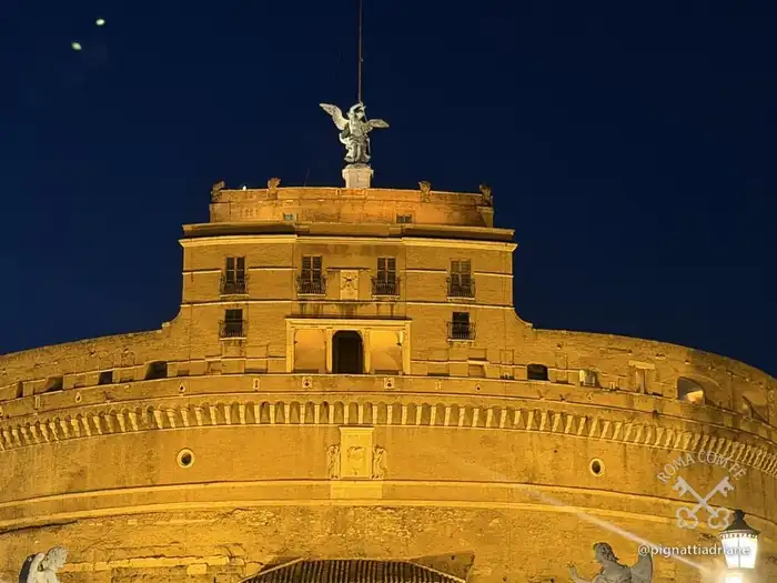 O Arcanjo de bronze de 1752, no ponto mais alto do castelo.