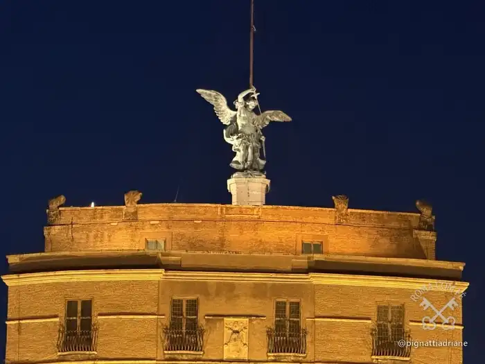 O Arcanjo de bronze, de 1752, no ponto mais alto.