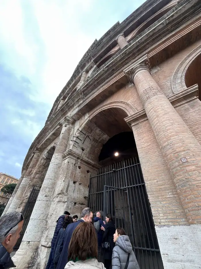 A entrada da confraria, na Sexta-feira da Paixão. Não é a porta dos turistas, e o Coliseu já tinha fechado para o dia.