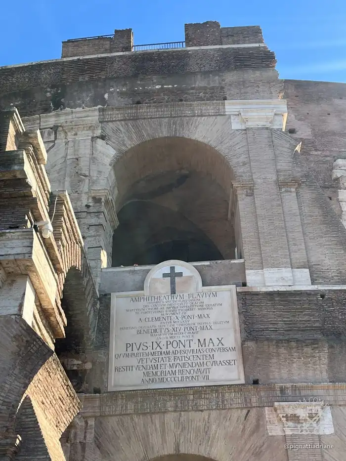 A lápide do anfiteatro, com os nomes do Papa Clemente X, Bento XIV e o Papa Pio IX. É o documento em pedra da consagração deste chão aos mártires.