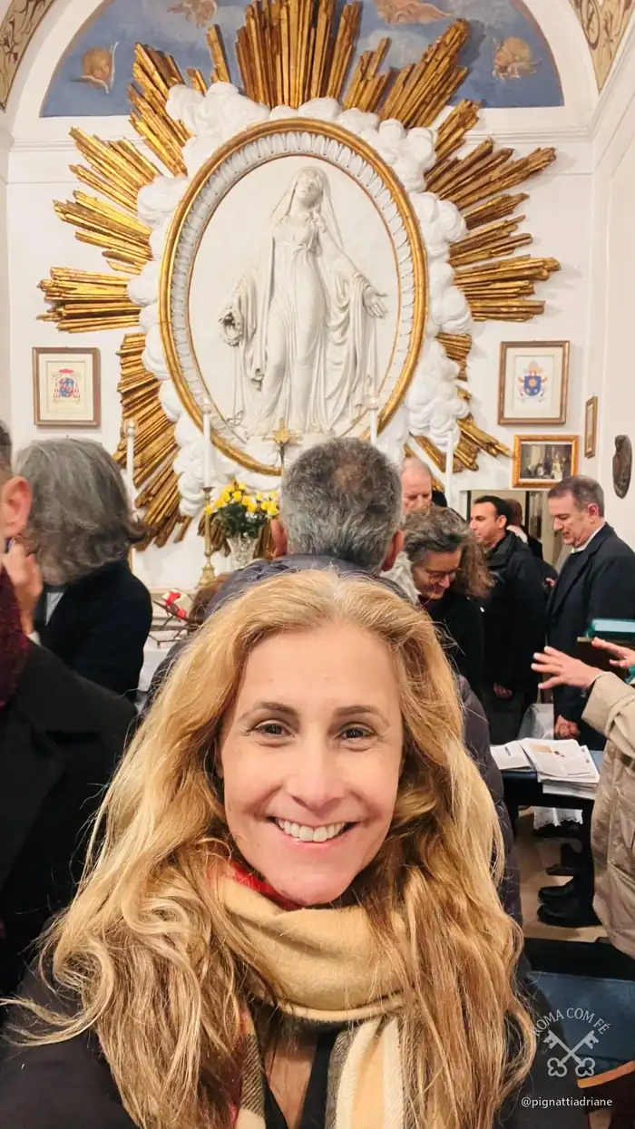 Dentro da Capela, depois da missa. Nossa Senhora da Medalha Milagrosa, e nas paredes os brasões do Papa e do cardeal protetor do Circolo.