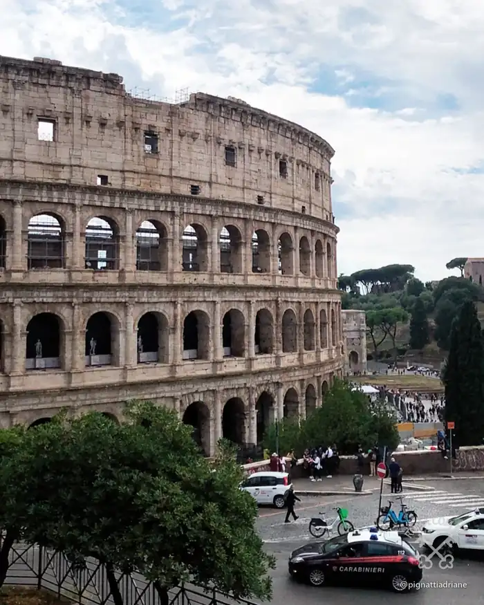 As arcadas em travertino e, ao fundo, o Arco de Constantino.