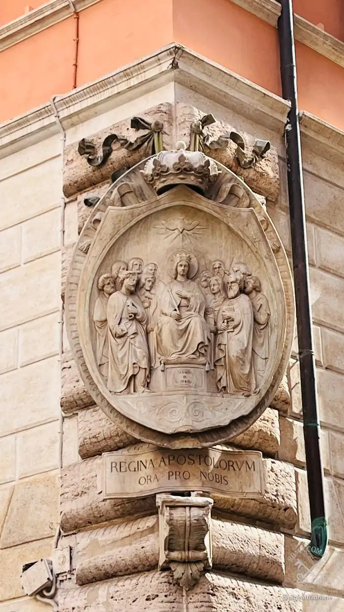 Uma madonnella de esquina em Roma: Regina Apostolorum, ora pro nobis, de 1860. Há centenas delas pela cidade, e uma nesta praça.