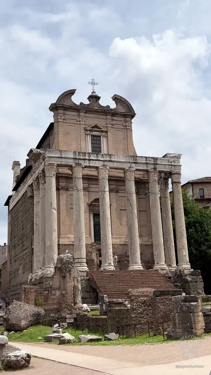 O templo de Antonino e Faustina, com a igreja barroca encaixada e a porta suspensa.