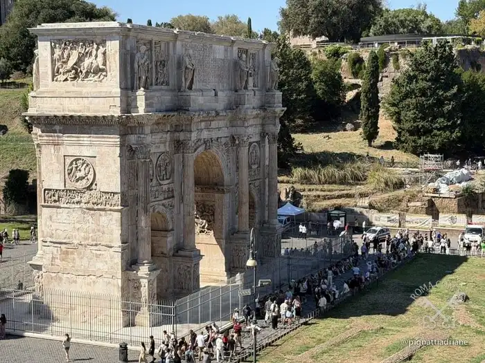 O Arco de Constantino visto do alto do Coliseu, com os relevos e os medalhões da fachada norte.