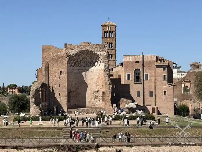 A abside do Templo de Vênus e Roma, com o campanário de Santa Francesca Romana.