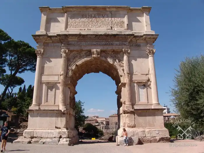 O Arco de Tito, no ponto mais alto da Via Sacra.