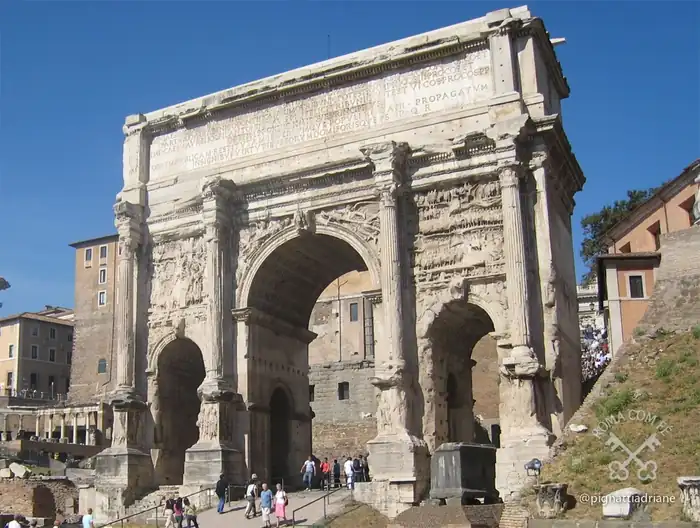 O Arco de Sétimo Severo. Na inscrição, o espaço raspado onde estava o nome de Geta.