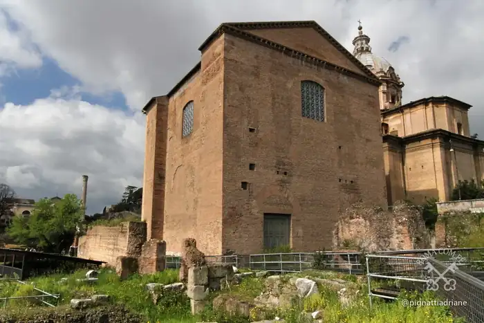 A Cúria Júlia, sede do Senado, de pé porque virou igreja.