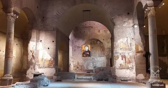 O interior de Santa Maria Antiqua, com os afrescos sobrepostos.