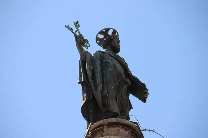 São Pedro no alto da coluna