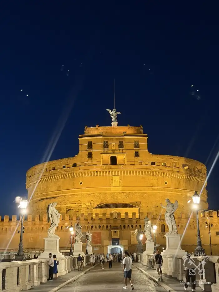 Da cabeceira da ponte, do lado da cidade: os anjos de Bernini de um lado e do outro, e o castelo bem no fim da reta.