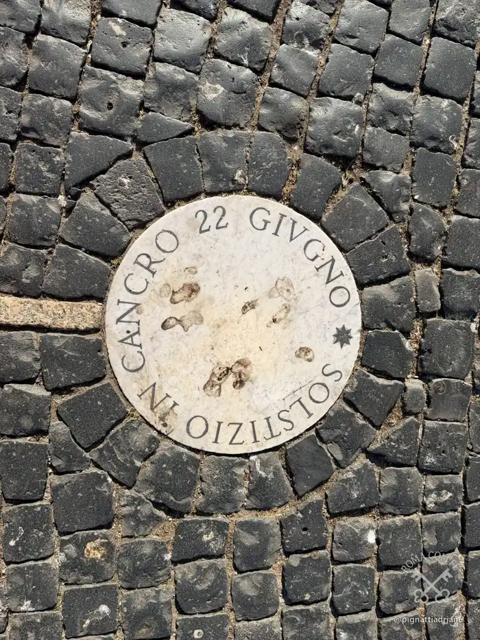 A placa do signo de Câncer, 22 de junho, com a palavra solstício. Ao meio-dia a sombra do obelisco cai sobre a placa do mês.