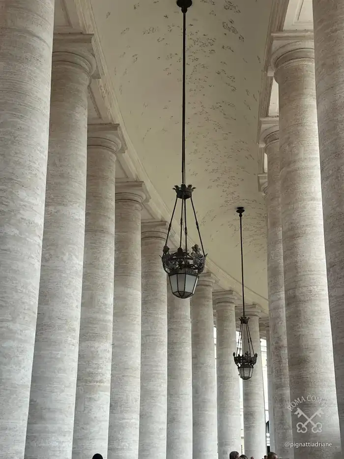 Por dentro da colunata: as quatro fileiras de colunas e a abóbada com as lanternas. Do disco de mármore, as quatro parecem uma só.