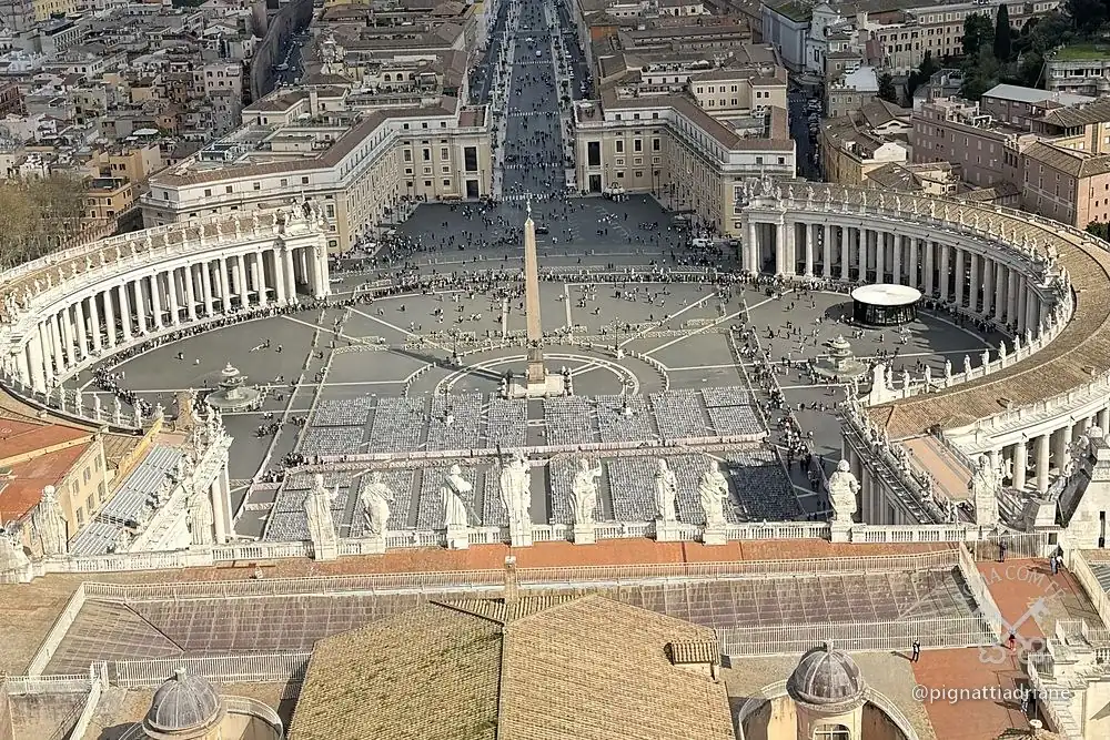 A Praça de São Pedro e a colunata de Bernini