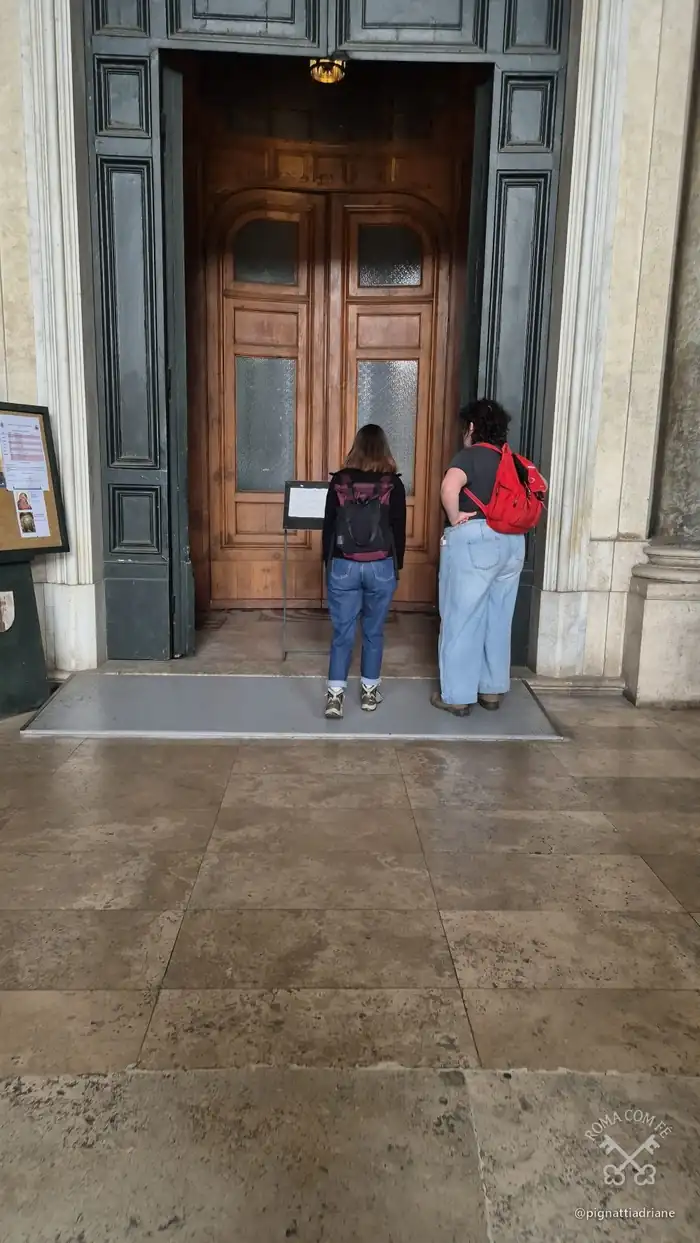 A entrada de hoje. A Basílica inteira ocupa o terreno do Sessorium, o palácio imperial onde Santa Helena morou.
