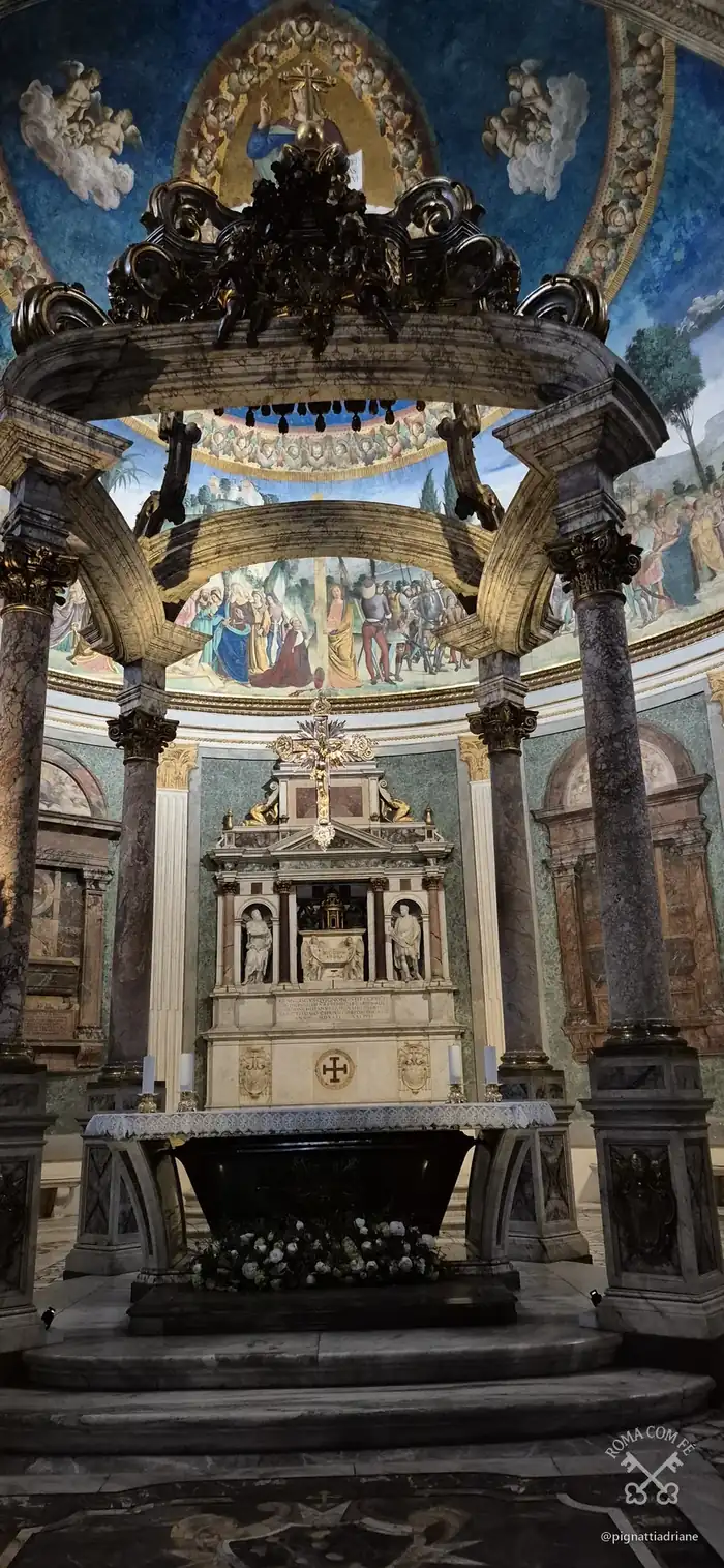 O ciborium sobre o altar-mor, com o túmulo do Cardeal Quiñones ao fundo.