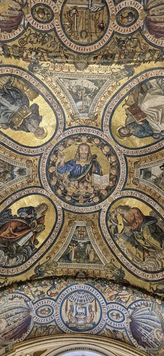 A abóbada sobre o altar-mor: Cristo entre os quatro Evangelistas, com o livro aberto em Ego sum lux mundi.