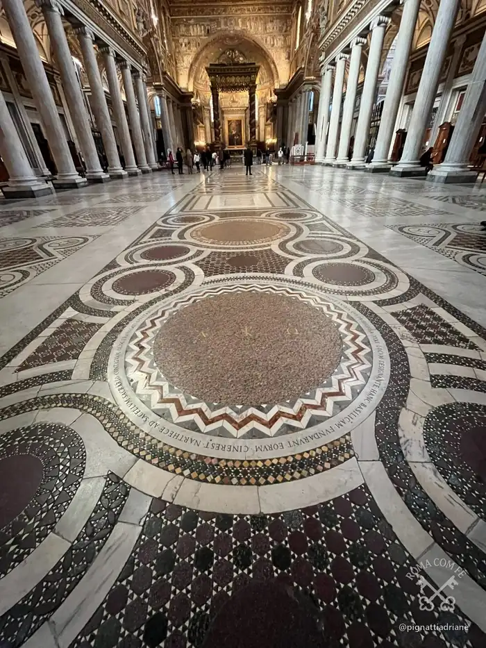 Nave e mosaicos do século V