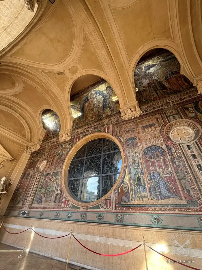 A fachada e o mosaico escondido