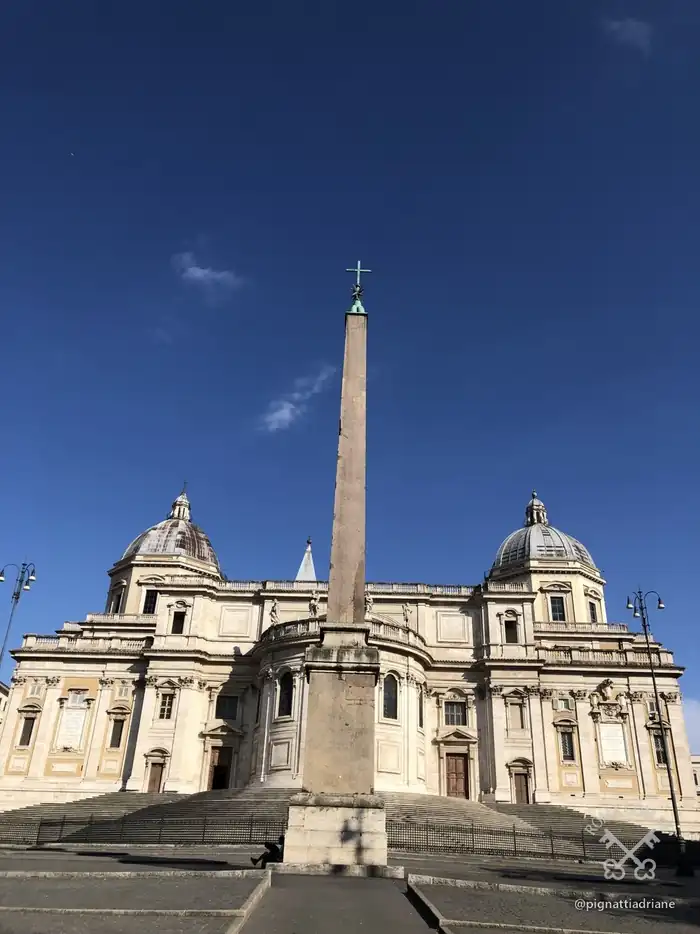 O obelisco de Sisto V, atrás da Basílica