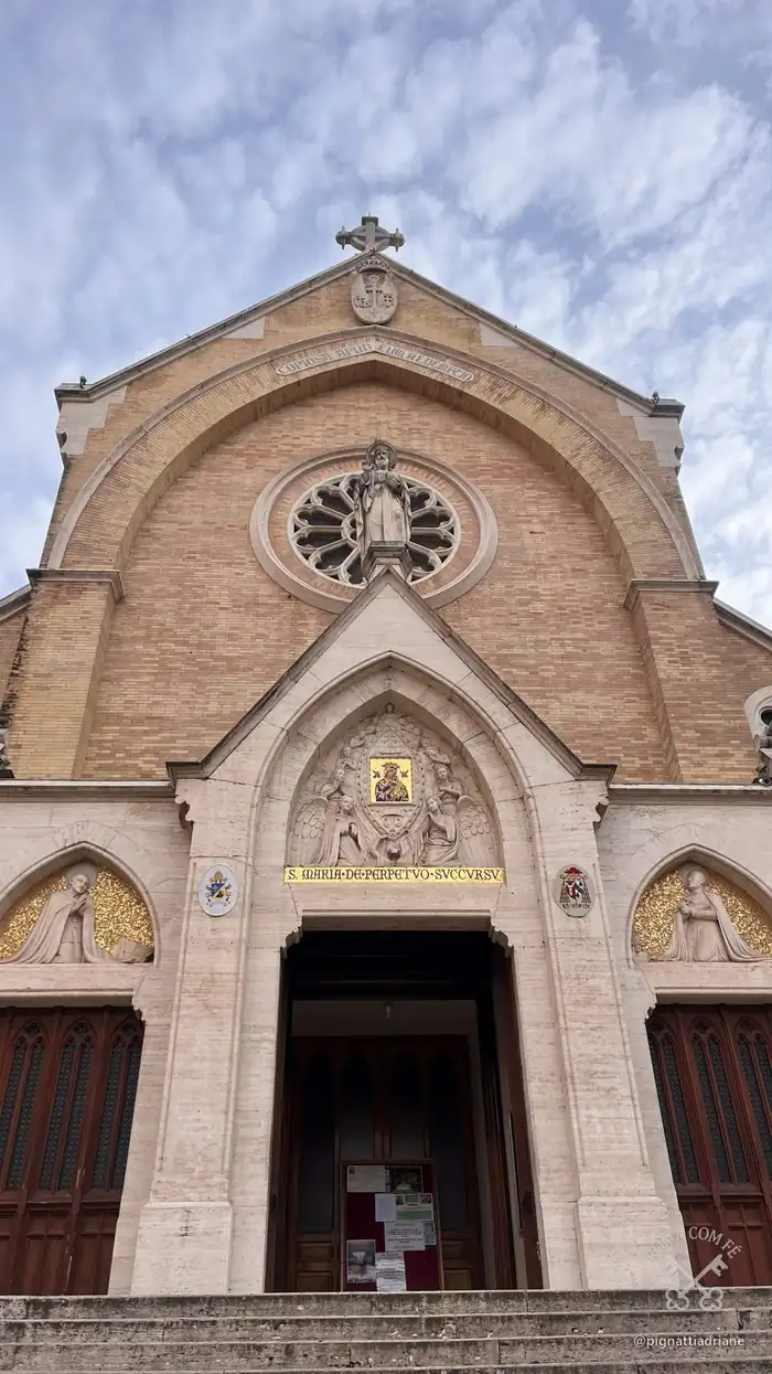No tímpano do portal central, o mosaico da Virgem entre anjos esculpidos, e embaixo a inscrição S · MARIA · DE · PERPETVO · SVCCVRSV.