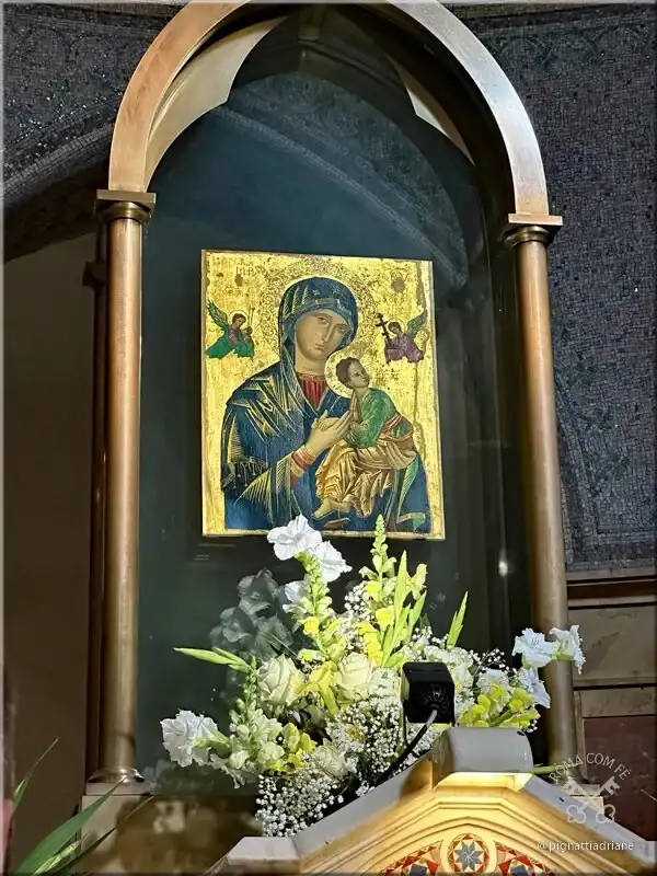 O ícone no altar-mor, na moldura dourada.
