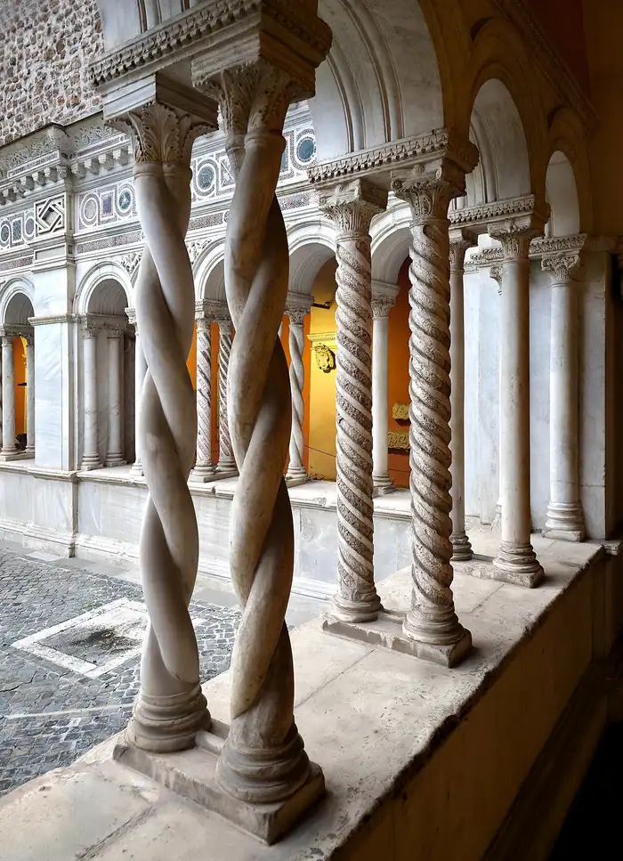 O claustro e a Sedia Stercoraria