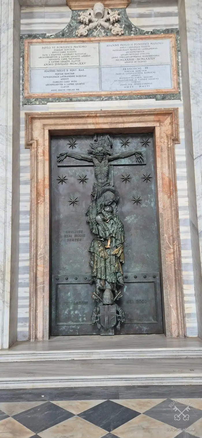 O pórtico e as cinco portas