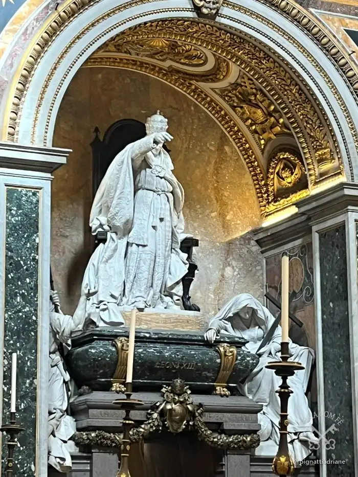 O monumento fúnebre de Leão XIII, esculpido por Giulio Tadolini, em São João de Latrão.