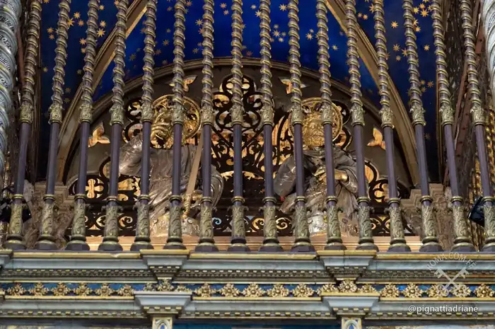 Os relicários com as cabeças de São Pedro e São Paulo, no alto do cibório.