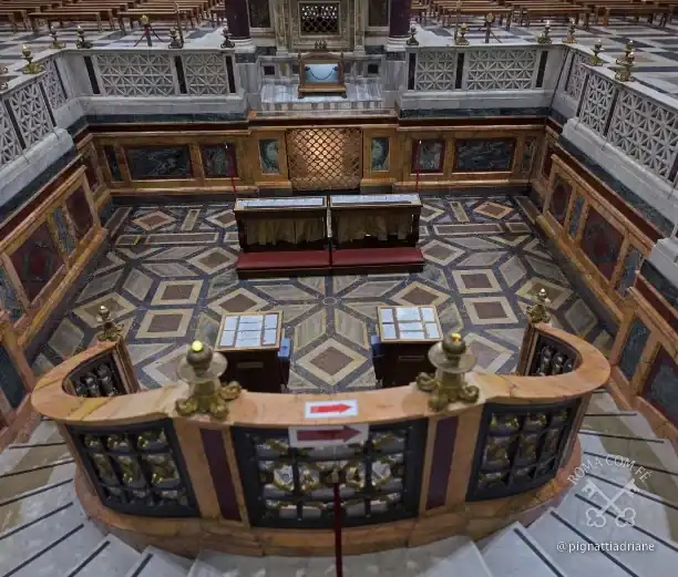 A confissão, sob o altar papal: a balaustrada de mármore e o piso cosmatesco em volta do túmulo.